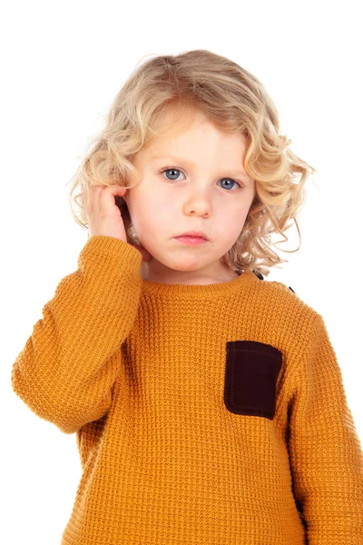 Blonder Junge mit gelbem Trikot — Stockfoto