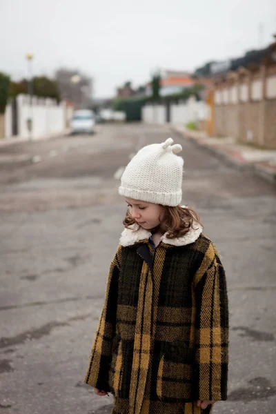 Flicka i varm kappa utomhus — Stockfoto