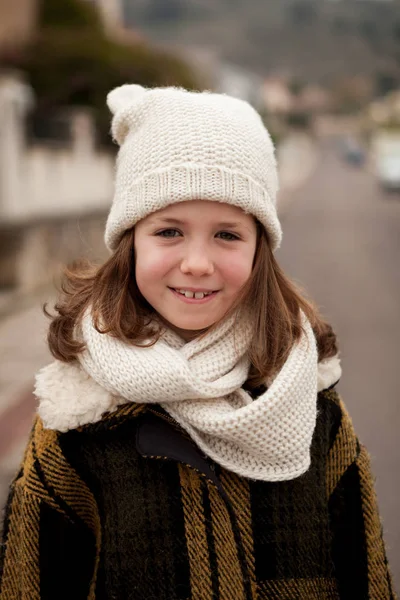 Dívka v teplém kabátě venku — Stock fotografie