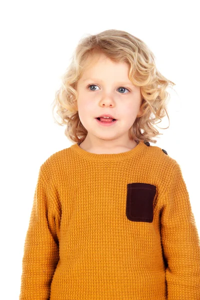 Menino loiro com camisa amarela — Fotografia de Stock