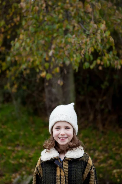 Fille en manteau chaud à l'extérieur — Photo