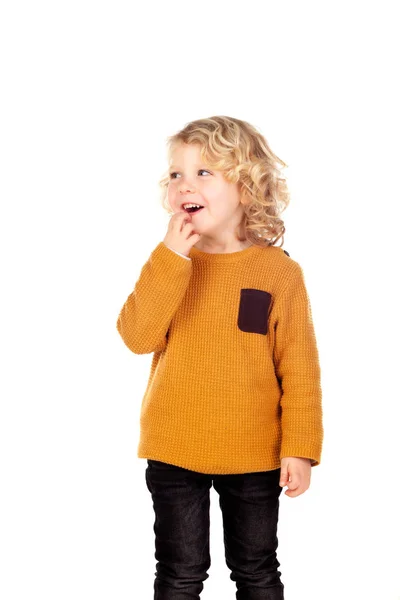 Blond boy med gula ledartröjan — Stockfoto