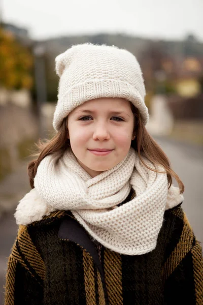 Chica en abrigo caliente al aire libre —  Fotos de Stock