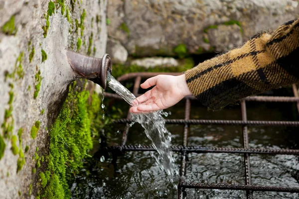 Hand touching water — Stock Photo, Image