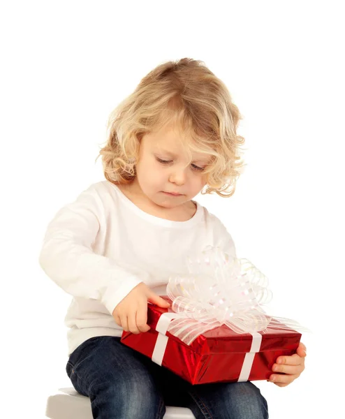 Chico rubio con caja de regalo roja —  Fotos de Stock