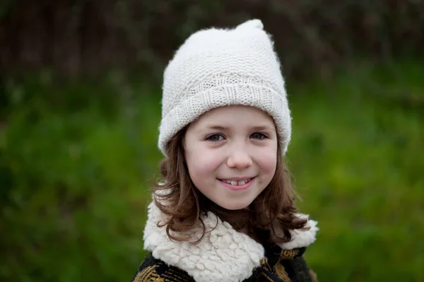 Ragazza in caldo cappotto all'aperto — Foto Stock