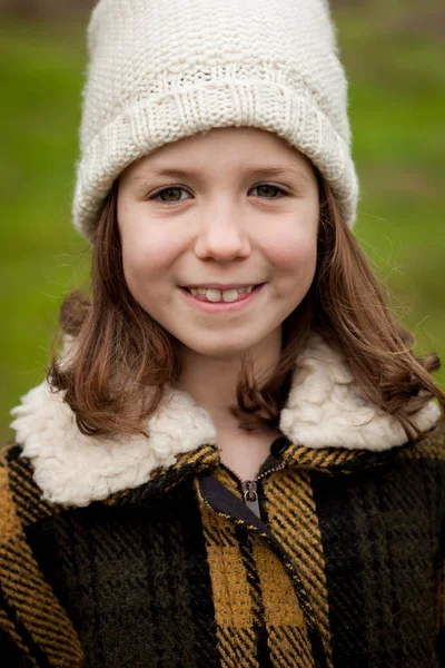 Fille en manteau chaud à l'extérieur — Photo