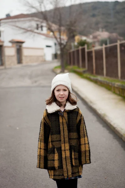 Дівчина в теплому пальто на відкритому повітрі — стокове фото