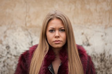 Kırmızı kürk manto ile melankolik kız 