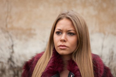 Kırmızı kürk manto ile melankolik kız 