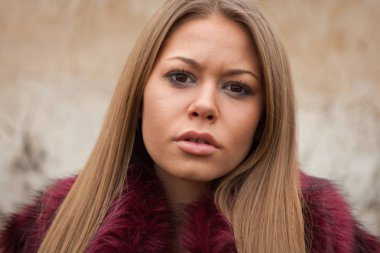 Kırmızı kürk manto ile melankolik kız 