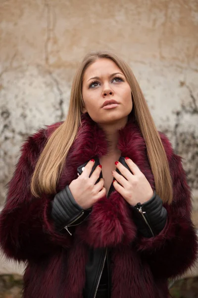 Chica melancólica con abrigo de piel roja — Foto de Stock