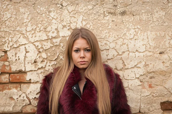 Kırmızı kürk manto ile melankolik kız 