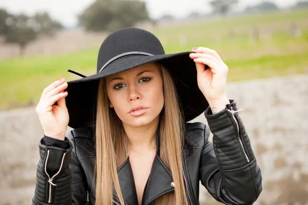Mulher elegante com chapéu bonito — Fotografia de Stock