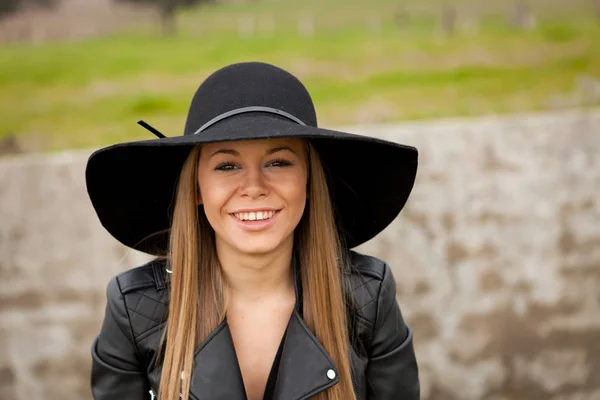 Stylowy Kobieta, piękny kapelusz — Zdjęcie stockowe