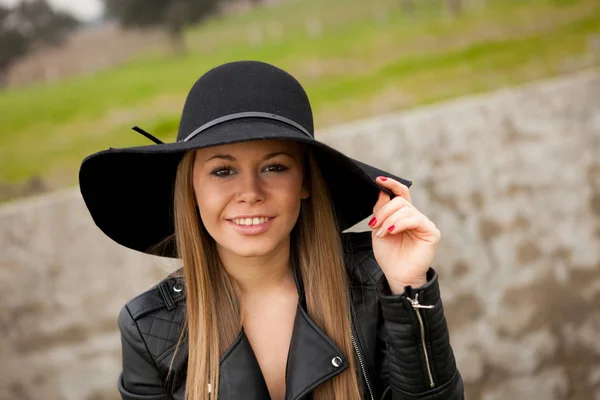 Tyylikäs nainen kaunis hattu — kuvapankkivalokuva