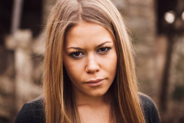 Güzel üzgün sarışın kız