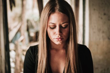 Güzel sarışın üzgün kız