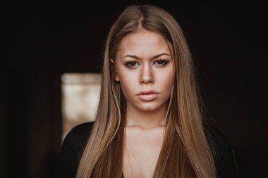 Güzel sarışın üzgün kız