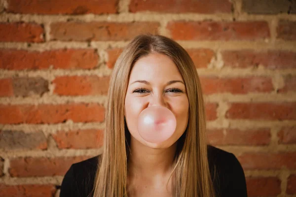 Girl making pomp with bubble gum — Stock Photo, Image