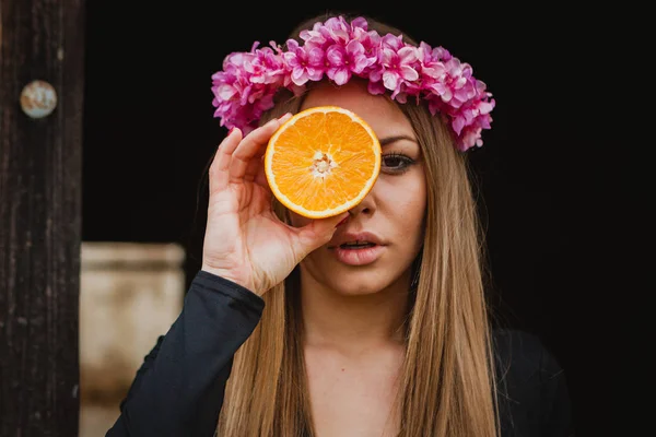 Mulher com coroa floral e laranja — Fotografia de Stock