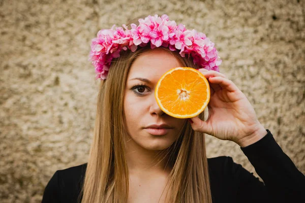 Mulher com coroa floral e laranja — Fotografia de Stock
