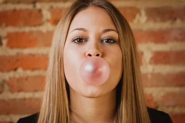 Girl making pomp with bubble gum — Stock Photo, Image