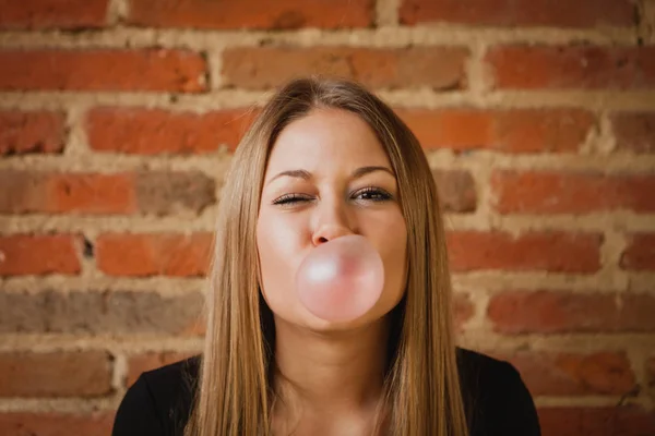 Girl making pomp with bubble gum — Stock Photo, Image