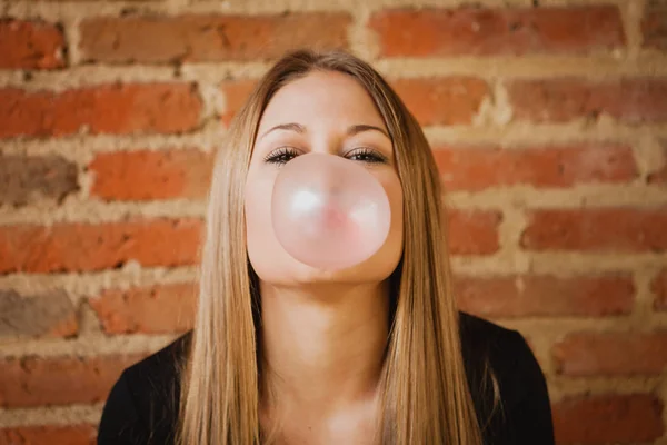 Meisje maken van pracht met kauwgom — Stockfoto