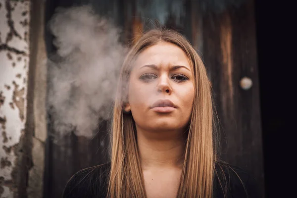 สาวน้อยที่น่าสนใจ สูบบุหรี่ — ภาพถ่ายสต็อก