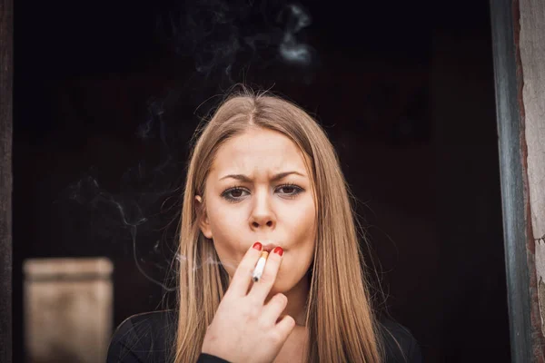 Attraktive junge Mädchen rauchen — Stockfoto