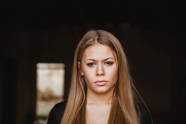 Menina triste loira bonita — Fotografia de Stock