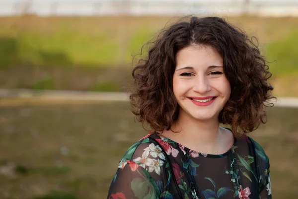 Fille courbée avec robe fleurie — Photo