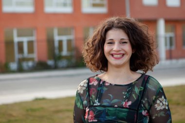 çiçekli elbise ile curvy kız