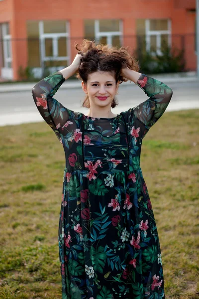 Изящная девушка в цветастом платье — стоковое фото