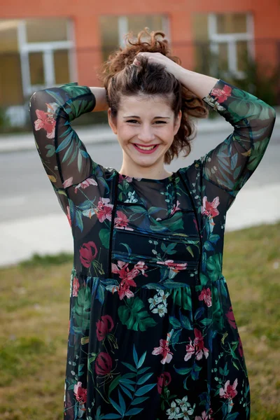 Kurvig tjej med blommiga klänning — Stockfoto