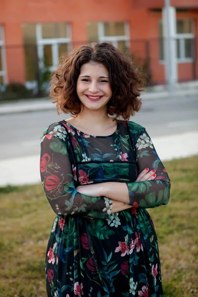 Chica con curvas con vestido de flores — Foto de Stock