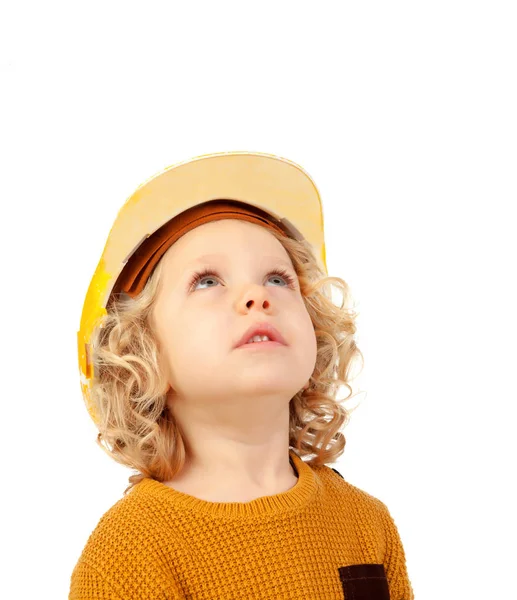 Lindo niño pequeño con casco amarillo — Foto de Stock