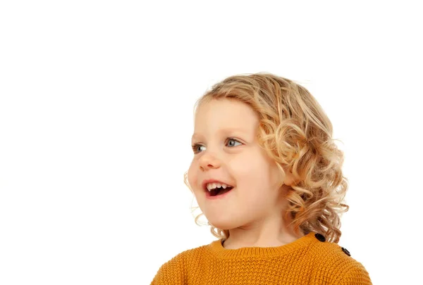 Criança pequena em camisa amarela — Fotografia de Stock