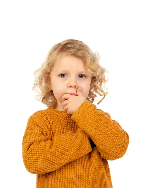 Criança pequena em camisa amarela — Fotografia de Stock