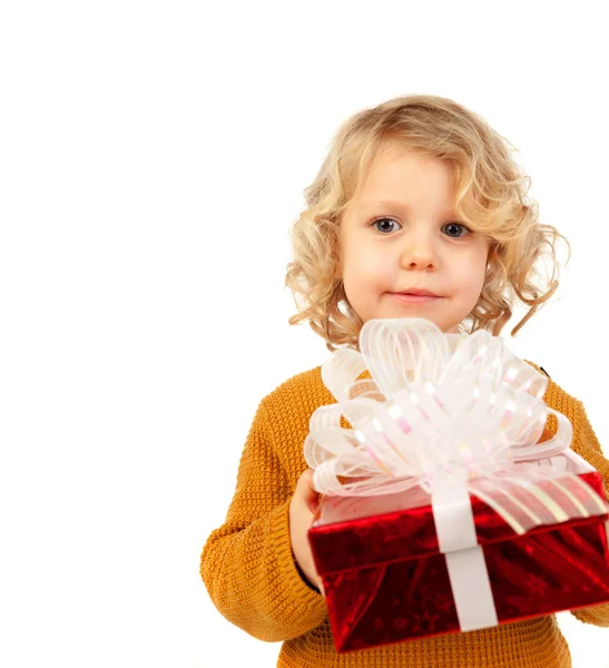 Маленька дитина з червоною подарунковою коробкою — стокове фото