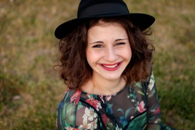 Siyah şapkalı güzel kız