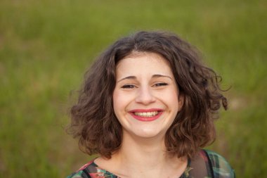 kıvırcık saçlı genç kız