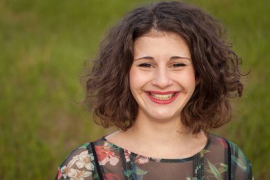 kıvırcık saçlı genç kız