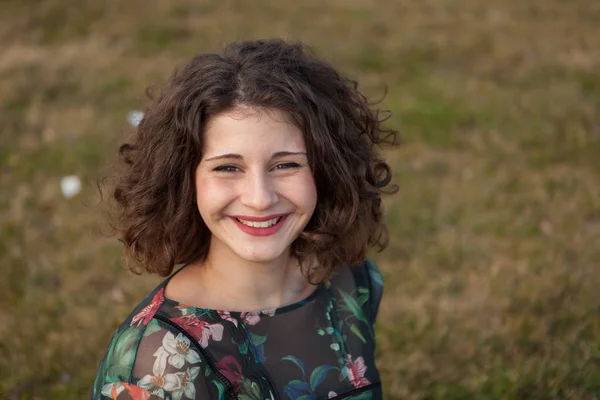 Menina jovem com cabelo encaracolado — Fotografia de Stock