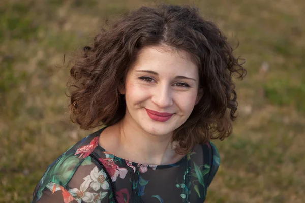 Chica joven con el pelo rizado — Foto de Stock