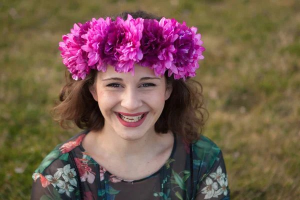 Menina bonita curvilínea com coroa floral — Fotografia de Stock