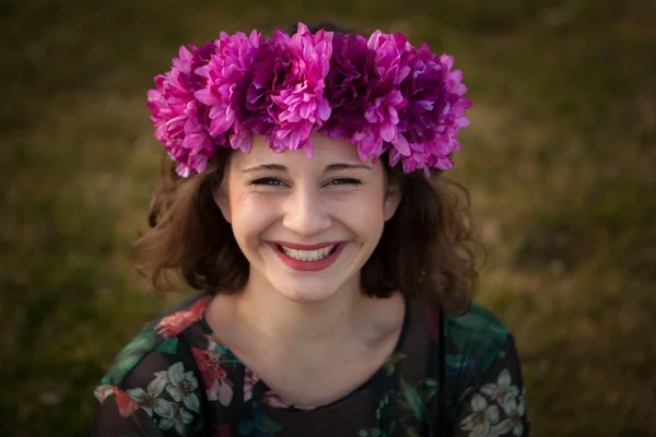 Menina bonita curvilínea com coroa floral — Fotografia de Stock