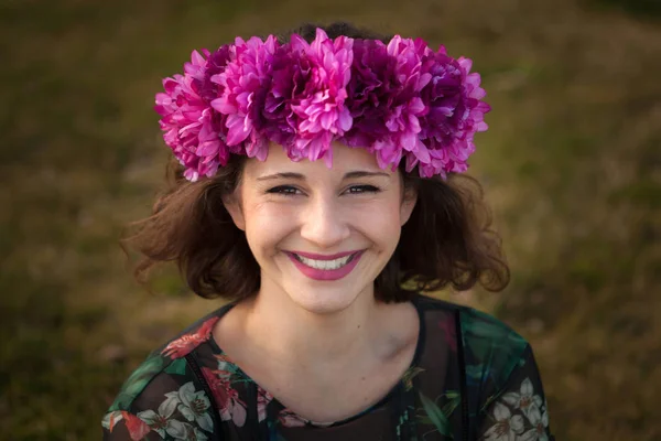 Belle fille courbée avec couronne florale — Photo