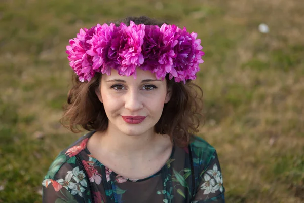 Belle fille courbée avec couronne florale — Photo